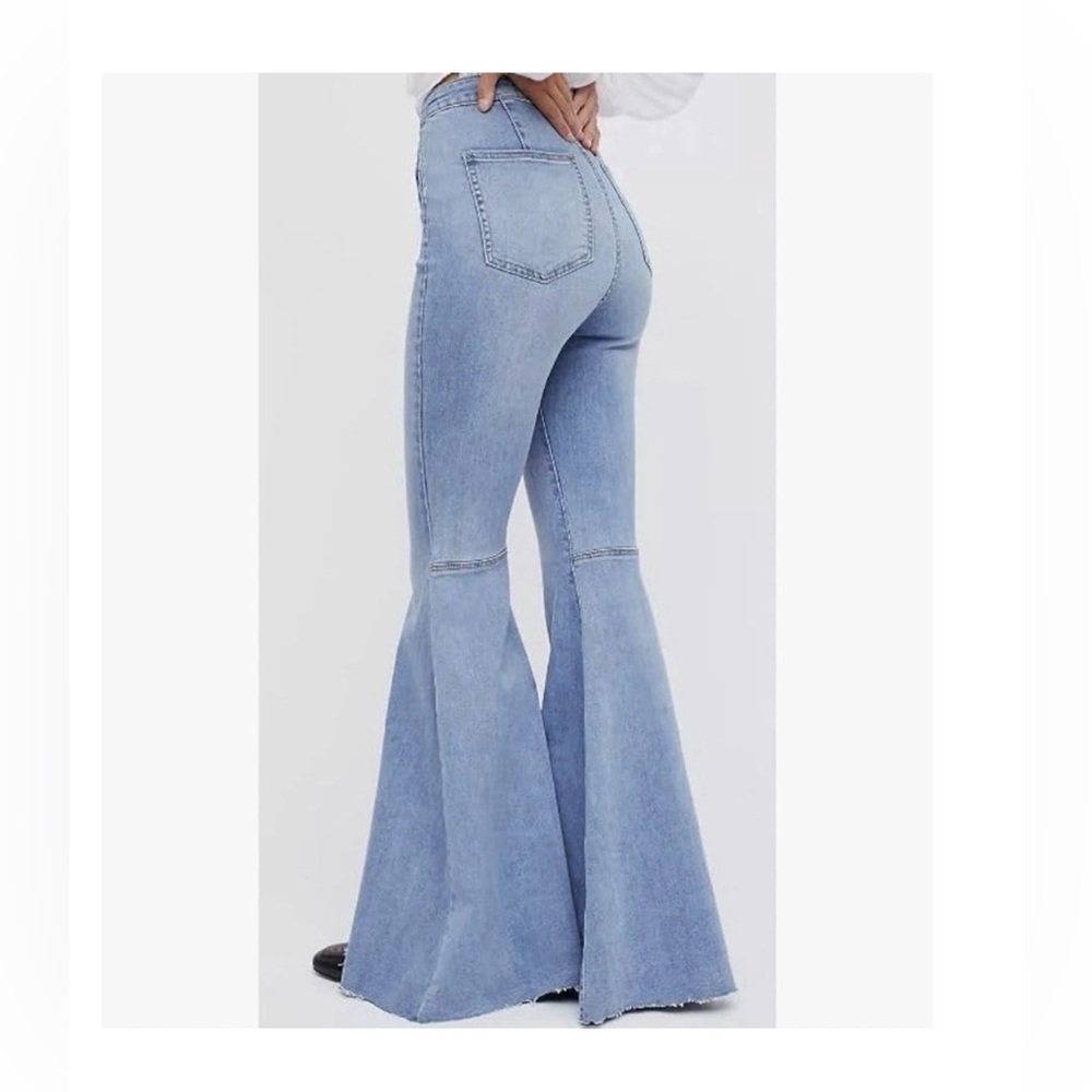 We The Free People Bell Bottom
Stretch Super Flare Raw Hem Sz 25
Hippy Festival